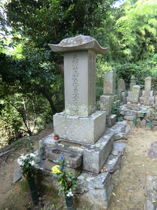 The tombstone of Hanaoka Seishu